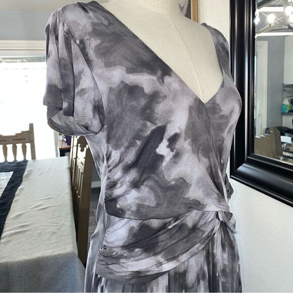 Daisy Fuentes Stretch Tie Dye V-Neck Short Sleeve Fit & Flare Dress Gray Medium - Picture 11 of 15